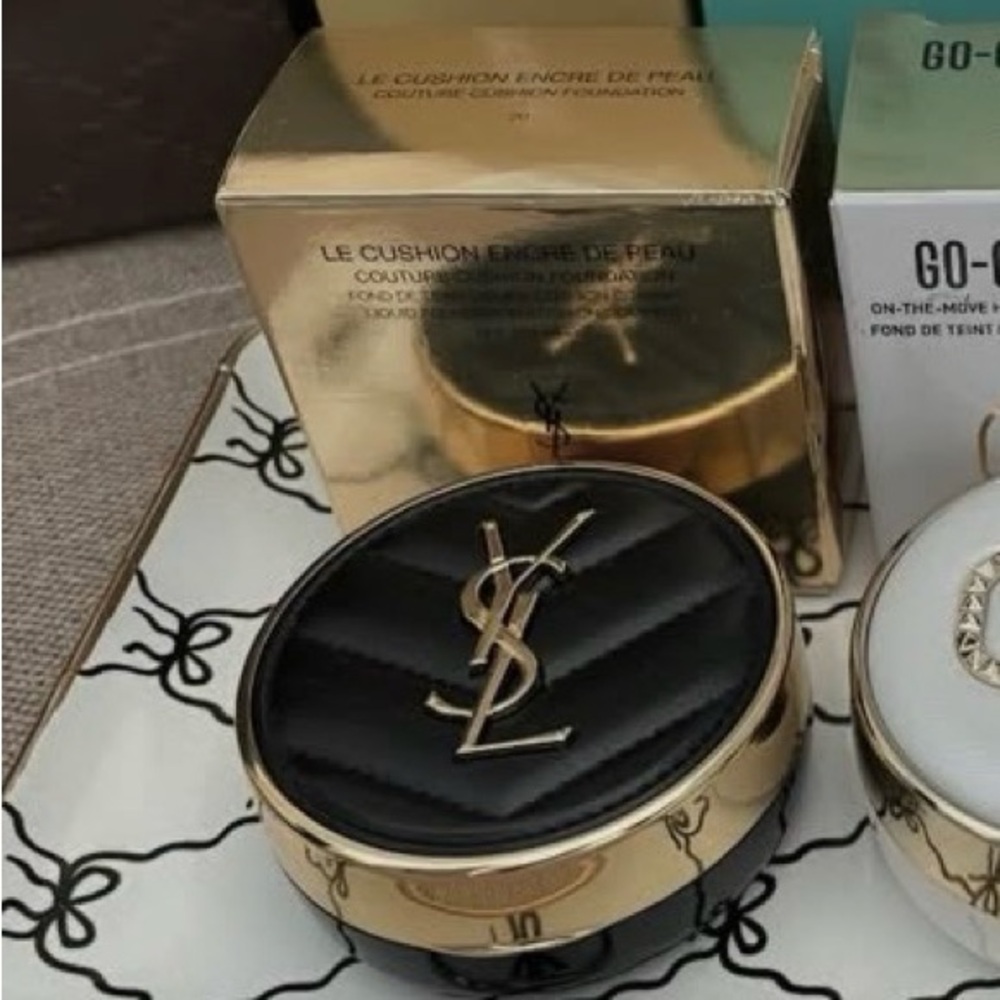 ✨Mini Powder Compact✨Valentino ✨NEW - Picture 3 of 4